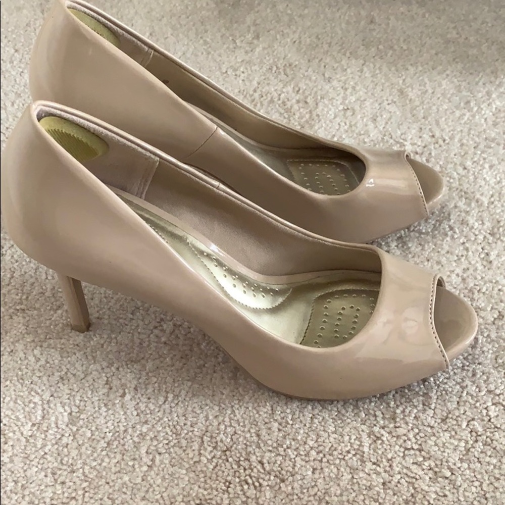 Women’s Nude Heels. Dexflex Comfort